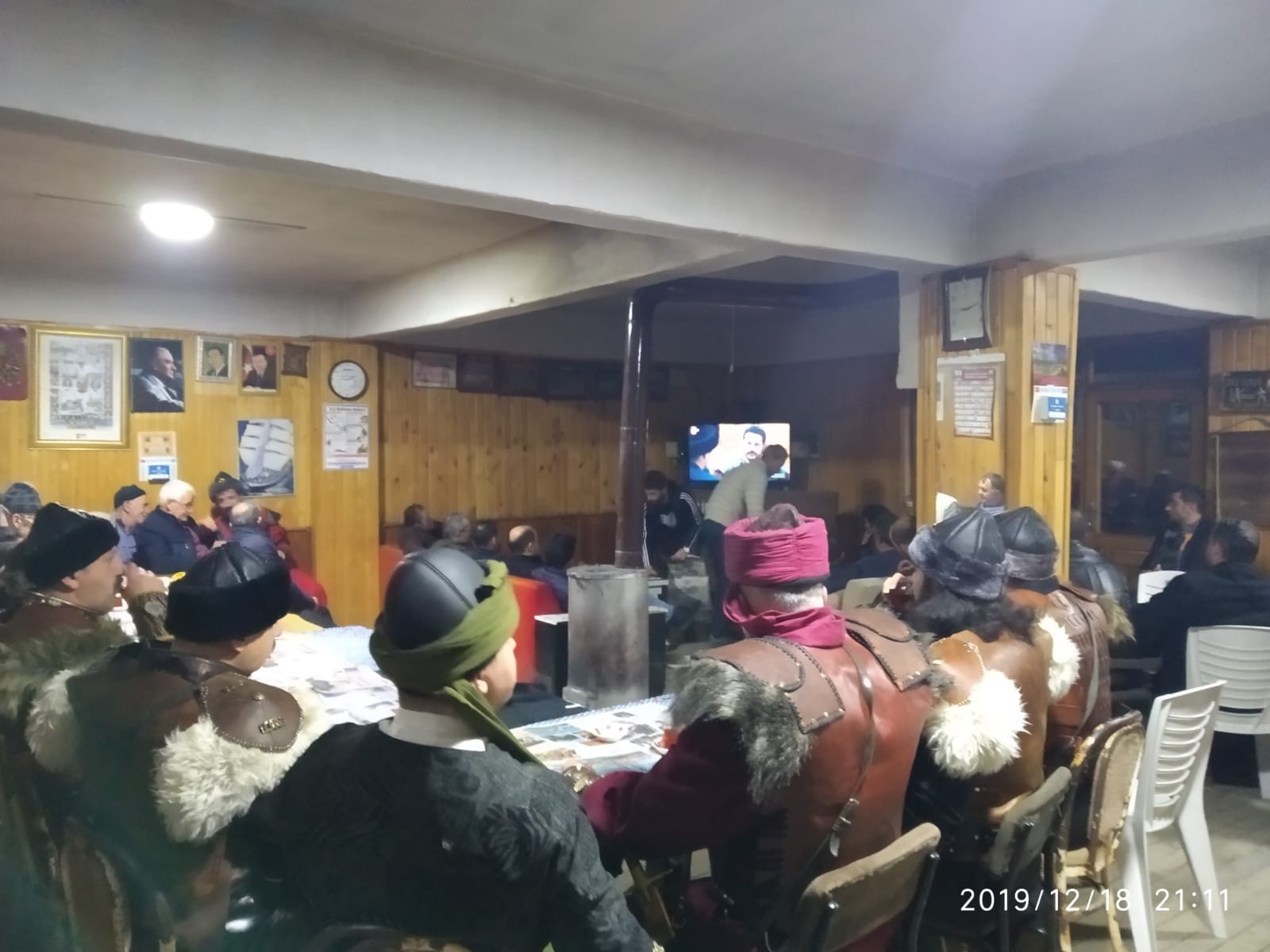 Kuruluş Osman dizisini kılıç kuşanıp izliyorlar!